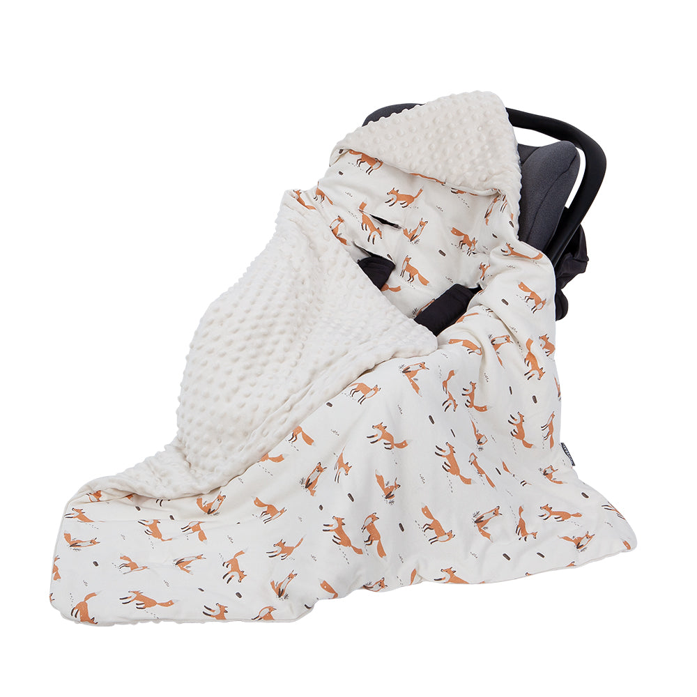 nid d'ange bebe petit renard installé dans un cosy