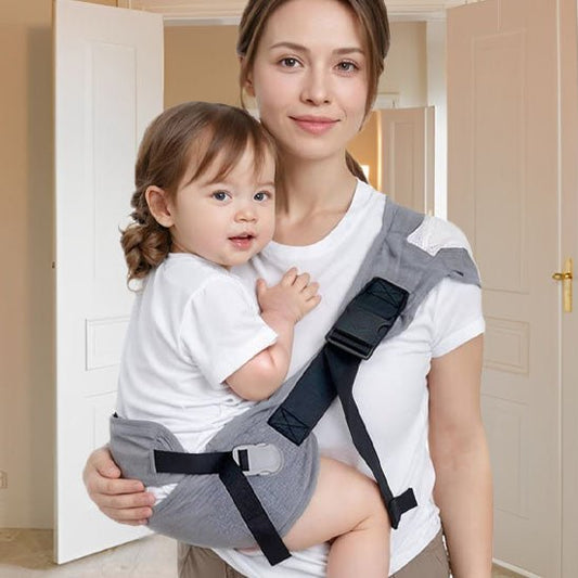 porte bébé physiologique montrant maman portant sa petite fille souriante