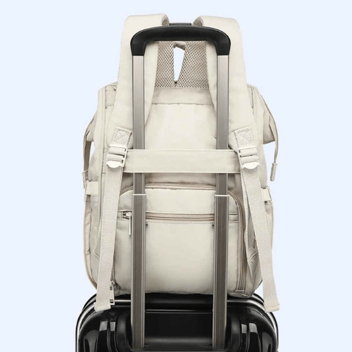 sac à dos à langer fixé sur une valise