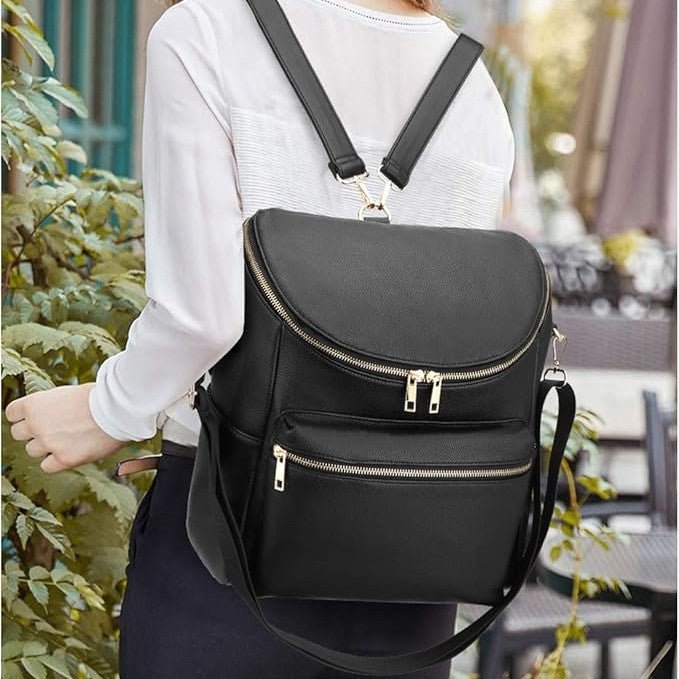 sac a langer cuir synthétique noir porté sur le dos