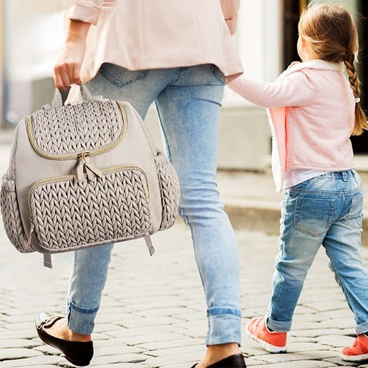 sac à langer multipoches maman marche avec sa fille