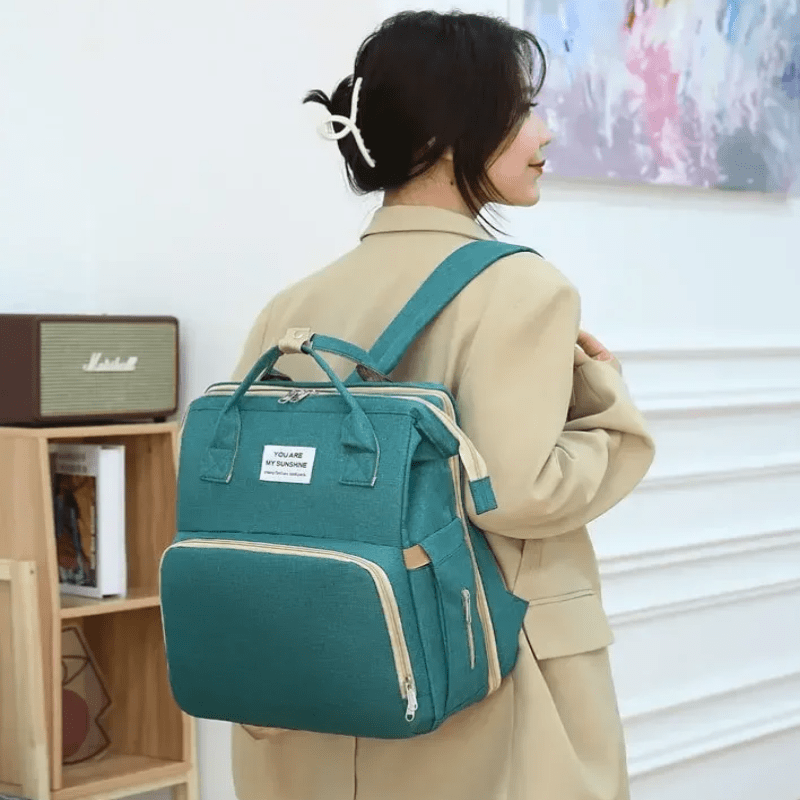 Sac de voyage vert porté sur l'épaule