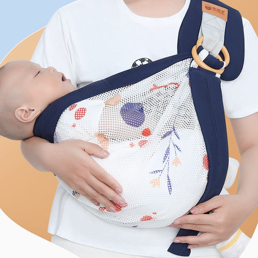 sling bebe sécurisé avec bébé qui dort paisiblement contre maman