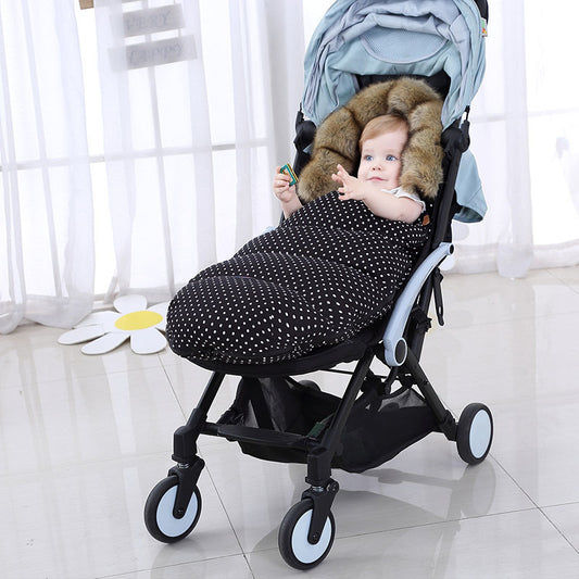 chanceliere avec bébé confortablement installé et tenant un jouet