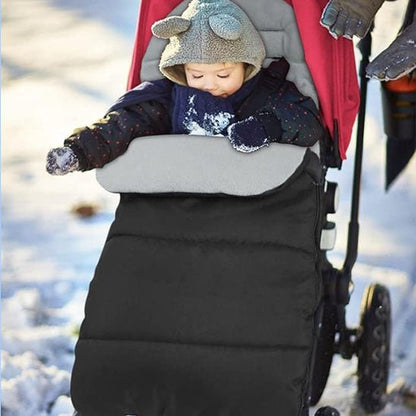 chanceliere bebe grise avec bébé heureux en hiver