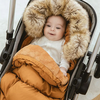chanceliere bebe avec bébé souriant dans le col de fourrure