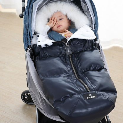 chanceliere bebe bleu marine avec bébé fatigué