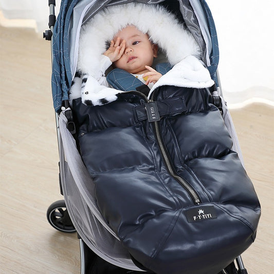 chanceliere bebe bleu marine avec bébé fatigué