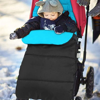 chanceliere bebe bleue avec bébé heureux en hiver