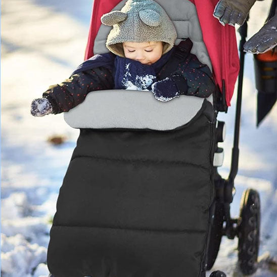 chanceliere bebe grise avec bébé heureux en hiver