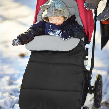 chanceliere bebe grise avec bébé heureux en hiver