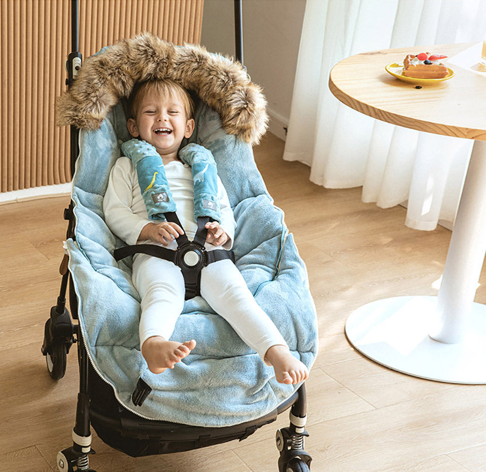 chanceliere CoconMerveille™ Évolutive illustrant bébé heureux installé de manière sécuritaire