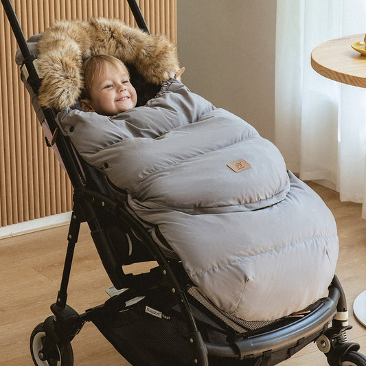 chanceliere évolutive montrant un bébé complètement enveloppé et souriant