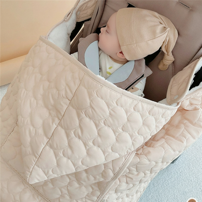 couverture de portage attachée sur poussette illustrant bébé dormant paisiblement