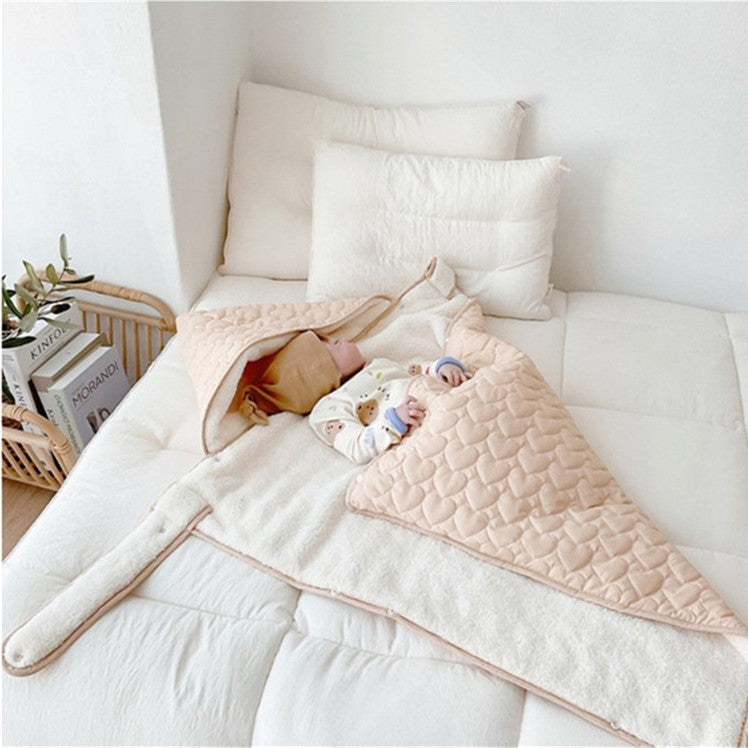 couverture de portage douillette avec bébé qui dort dessus
