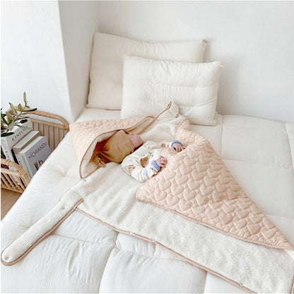 couverture de portage douillette avec bébé qui dort dessus