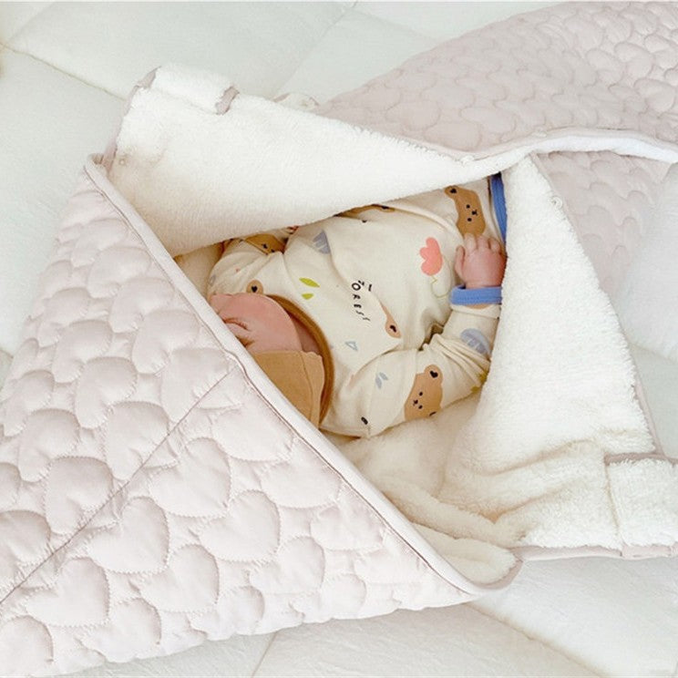 couverture de portage douillette enveloppant bébé