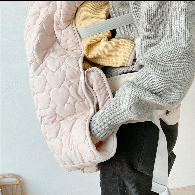 couverture de portage douillette fixée au porte-bébé
