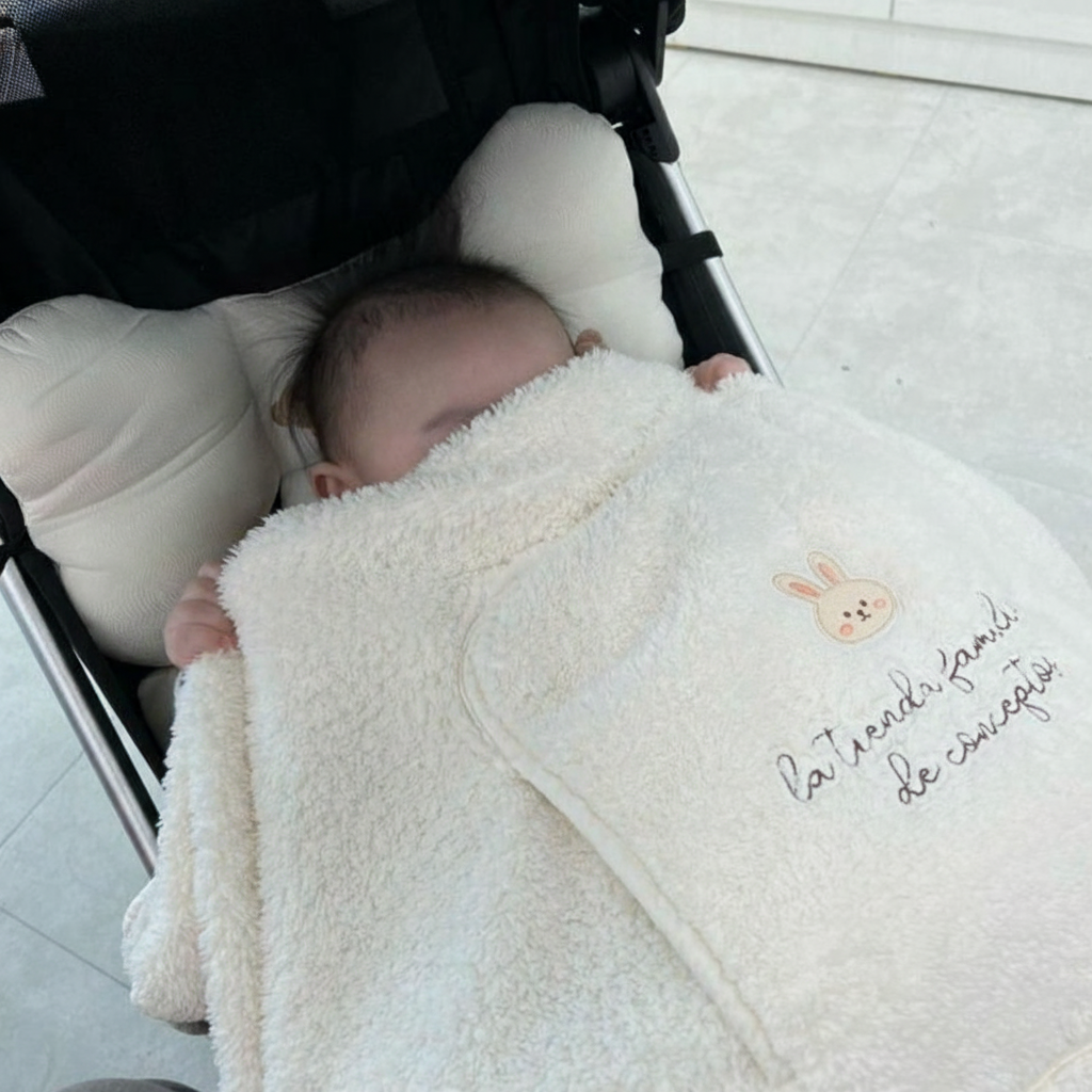 Couverture de portage FleeceFabric™ blanche avec petit motif lapin imprimé