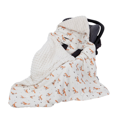 nid d'ange bebe petit renard installé dans un cosy