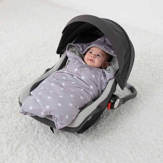 nid d'ange bébé rêve étoilé avec bébé souriant dans cosy