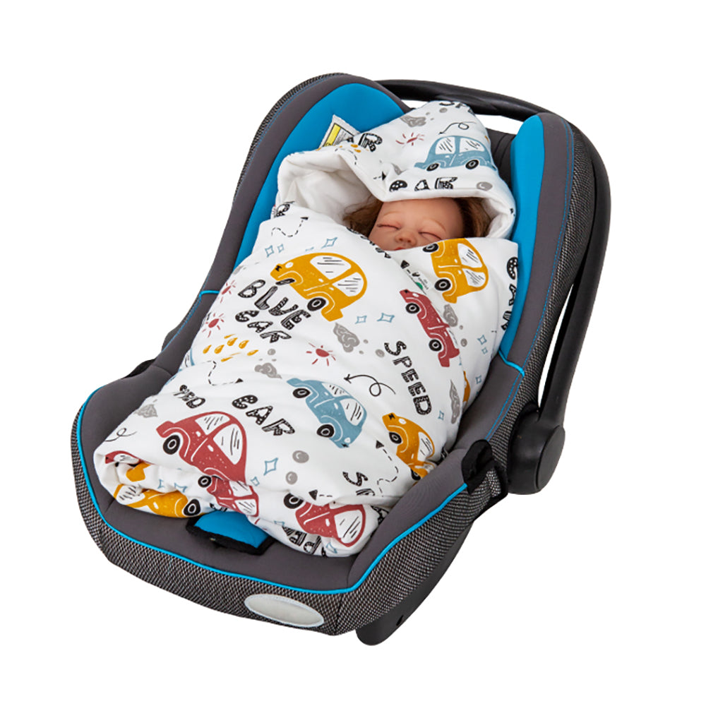 nid d'ange motif petites voitures illustrant bébé dormant sereinement