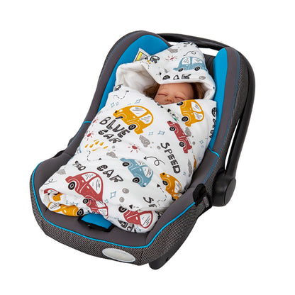 nid d'ange motif petites voitures illustrant bébé dormant sereinement