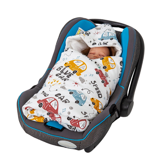 nid d'ange motif petites voitures illustrant bébé dormant sereinement
