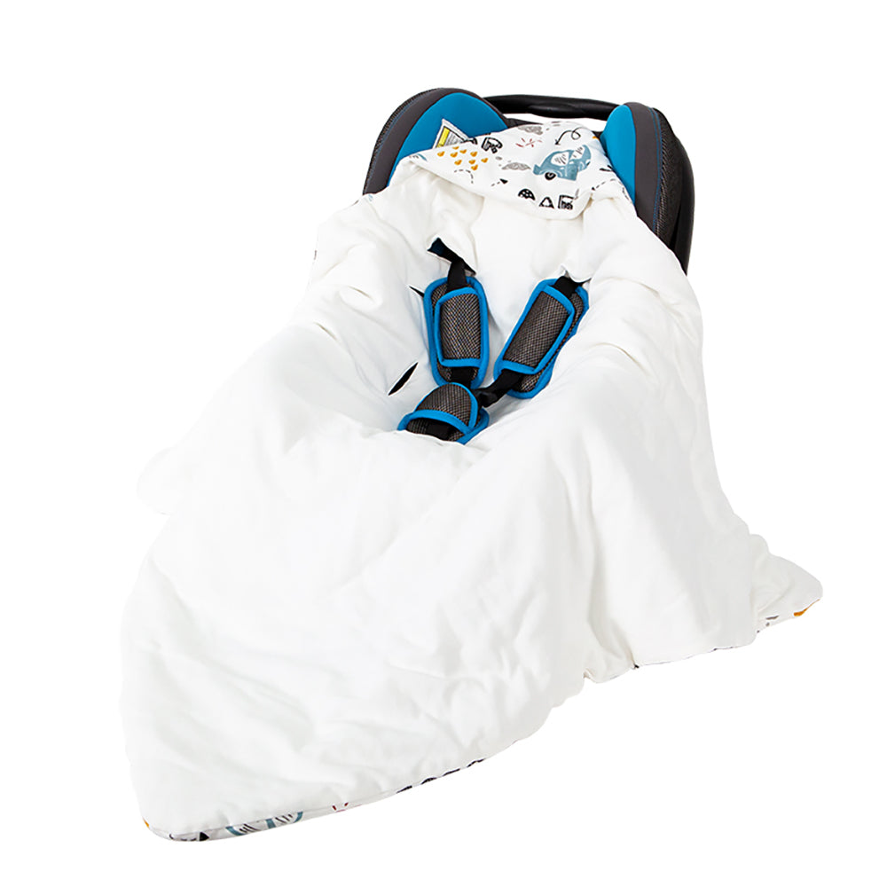 nid d'ange motif petites voitures installé dans un cosy