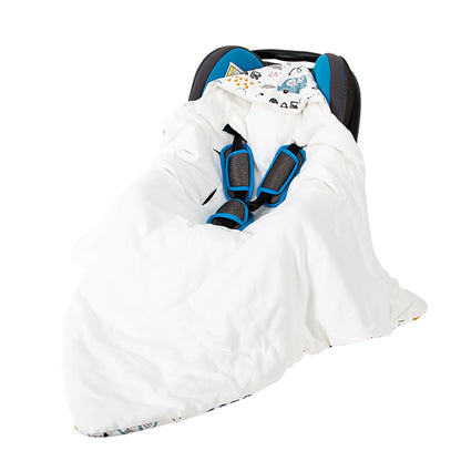 nid d'ange motif petites voitures installé dans un cosy