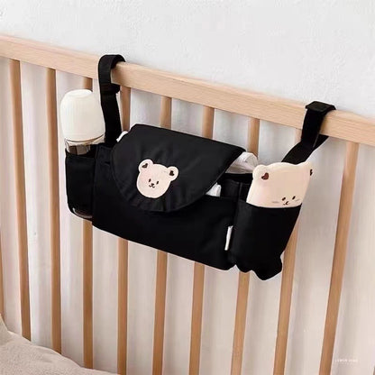 organisateur de poussette motif noir ourson fixé au berceau