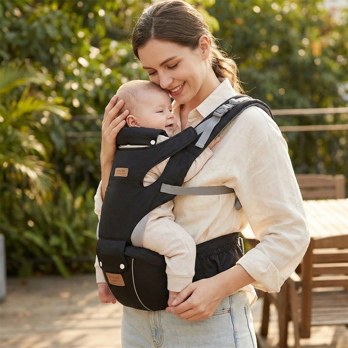 PORTE BEBE 3-en-1 illustrant bébé confortable contre maman