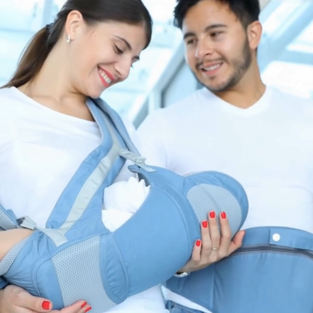porte bebe Bliss™ illustrant bébé porté à l'horizontal par maman
