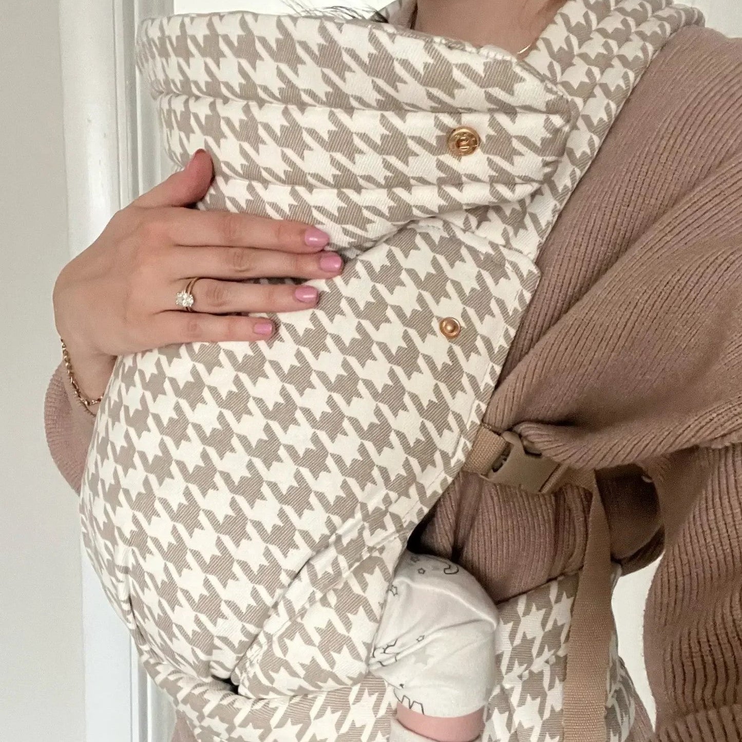 porte bébé pied de poule sur maman avec bébé