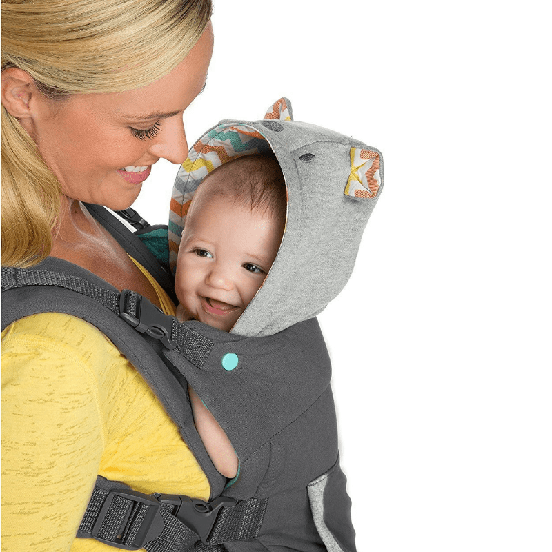 porte bébé capuche amovible montrant bébé souriant porté par maman