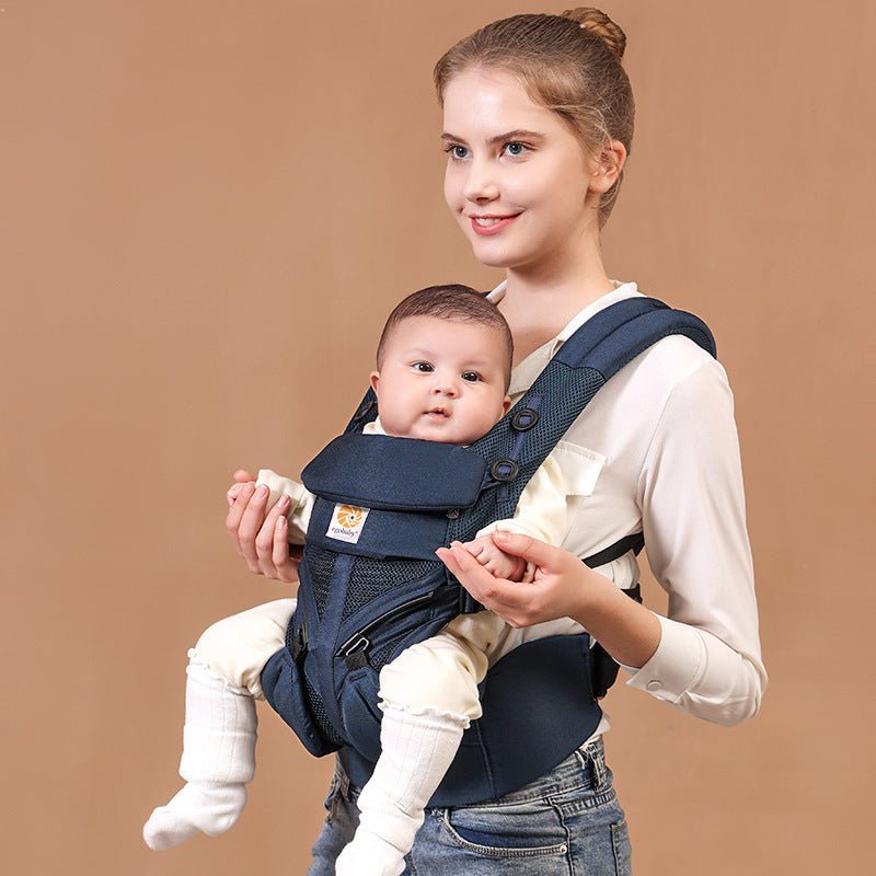porte bebe bleu avec bébé devant