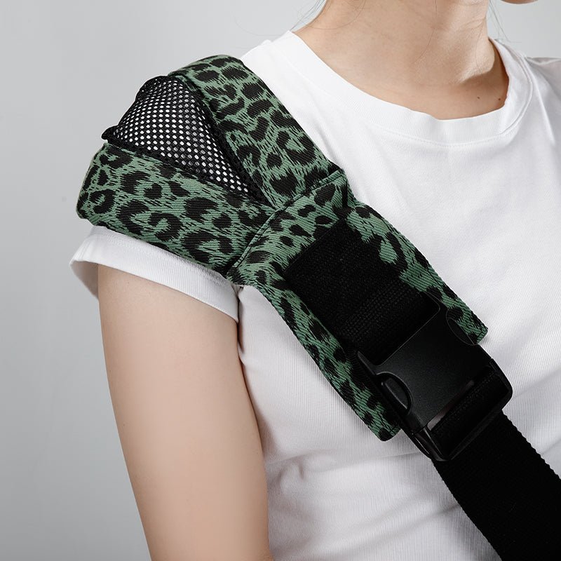 porte bébé physiologique léopard avec large bretelle respirante
