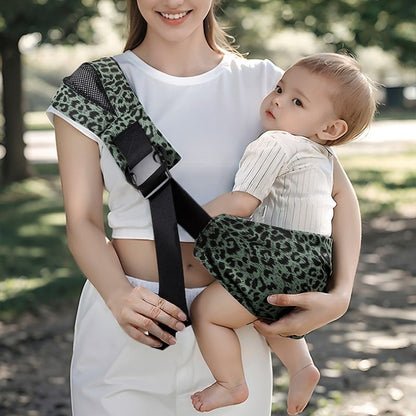 porte bébé physiologique léopard vert illustrant maman heureuse portant bébé