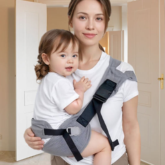 porte bébé physiologique montrant maman portant sa petite fille souriante
