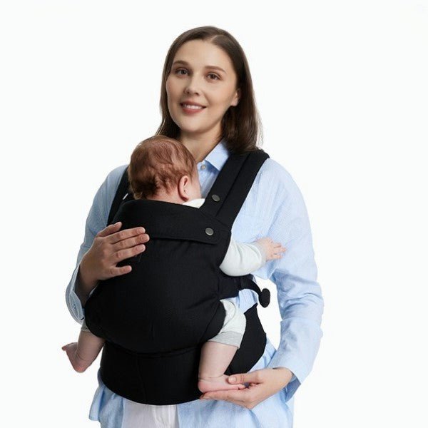 porte bébé noir avec bébé porté devant face vers maman