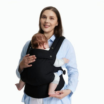 porte bébé noir avec bébé porté devant face vers maman