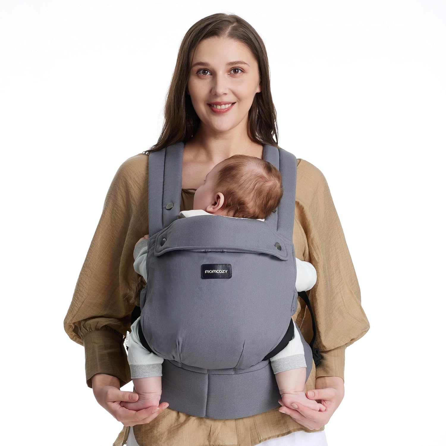 porte bébé gris ergonomique avec maman qui porte bébé devant