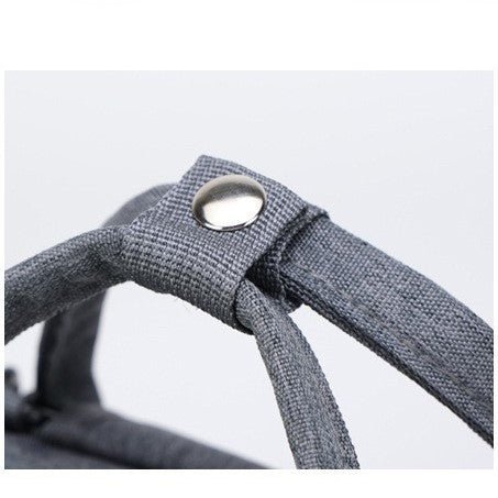 sac à dos à langer gris avec poignée de verrouillage