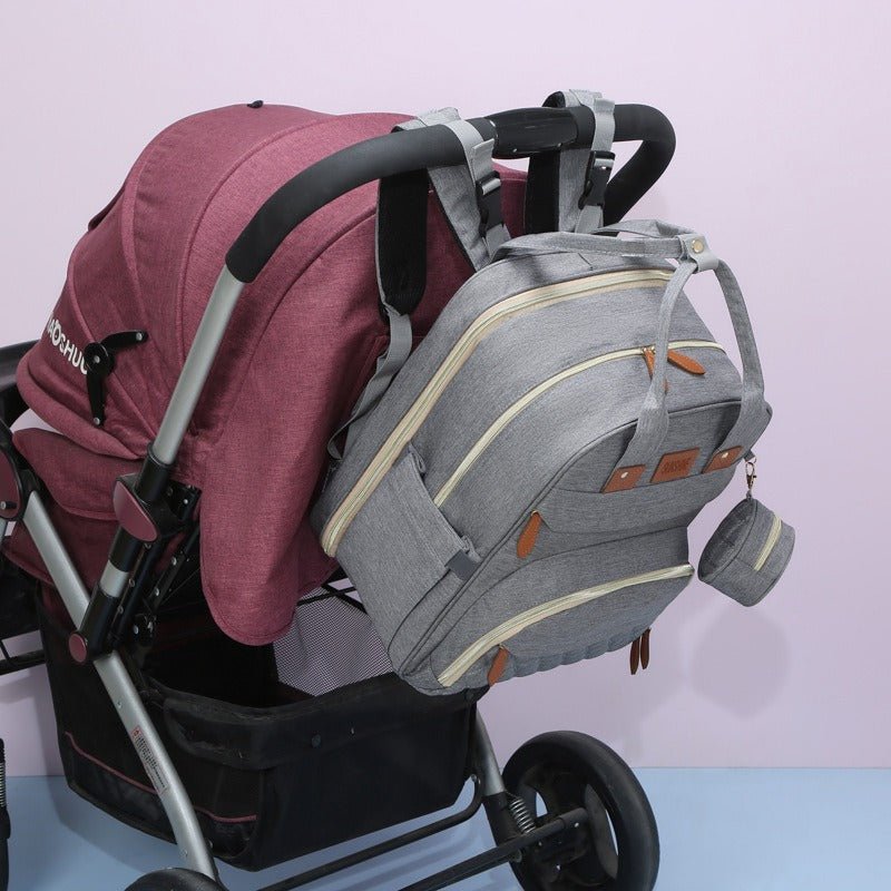 sac à dos à langer fixé à la poussette