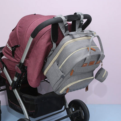 sac à dos à langer fixé à la poussette