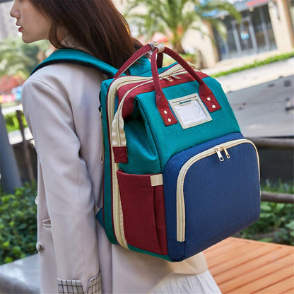sac a dos a langer porté sur dos de maman
