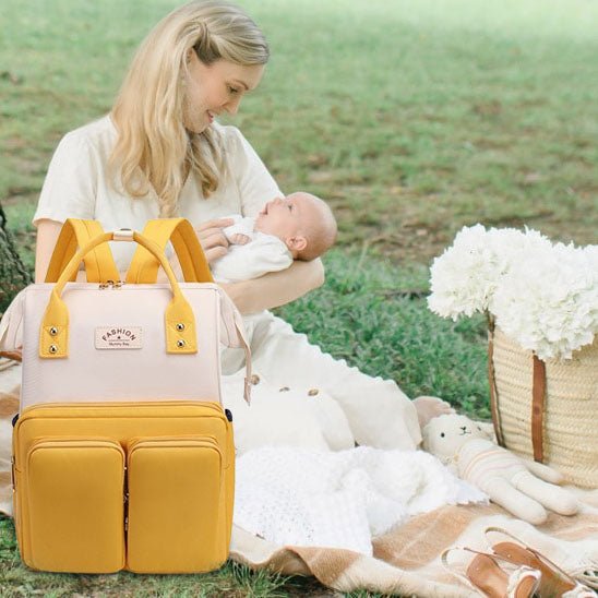 sac a dos a langer jaune maman piquenique avec bébé