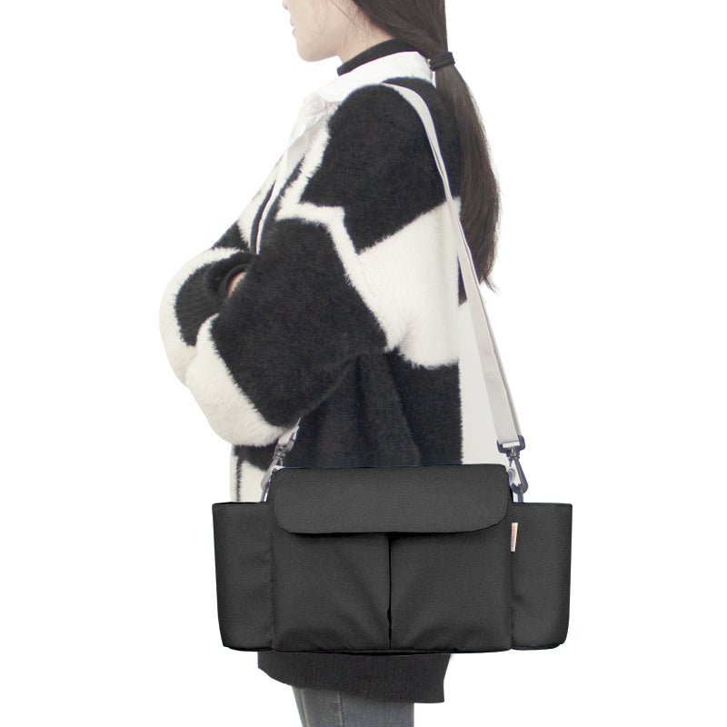 sac a langer bebe noir porté en bandoulière