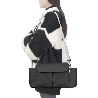 sac a langer bebe noir porté en bandoulière
