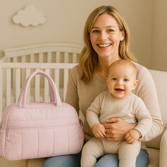 sac a langer bebe polyvalent illustrant bébé heureux sur maman